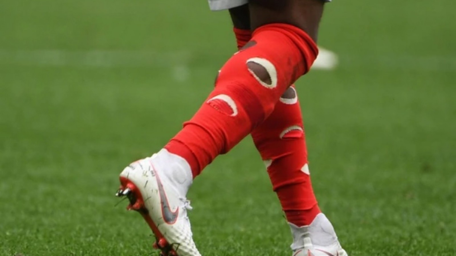 La razón por la que un futbolista de Inglaterra apareció con las medias agujereadas